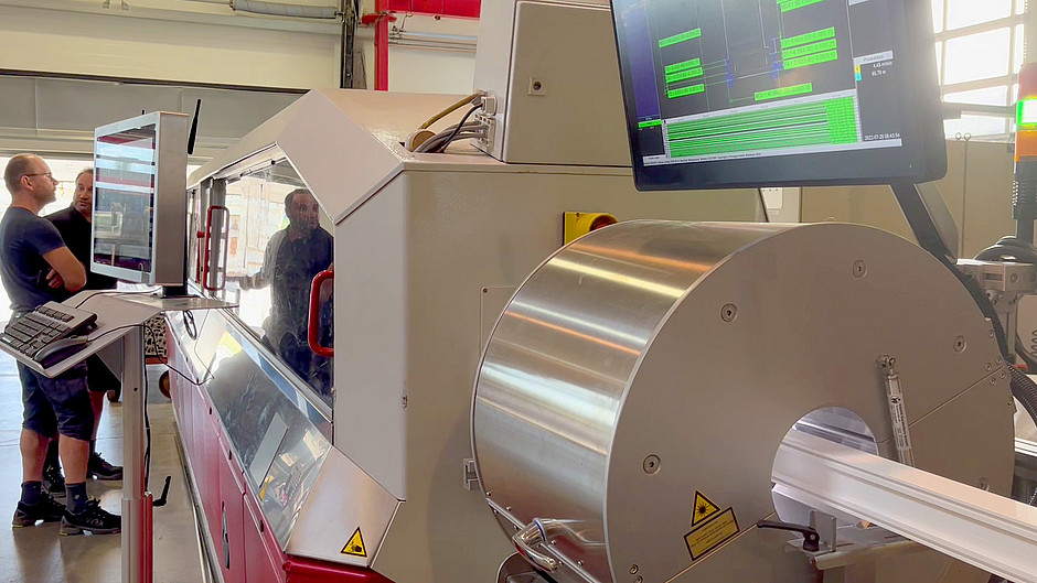 Measuring the outer contour and inspecting the surface