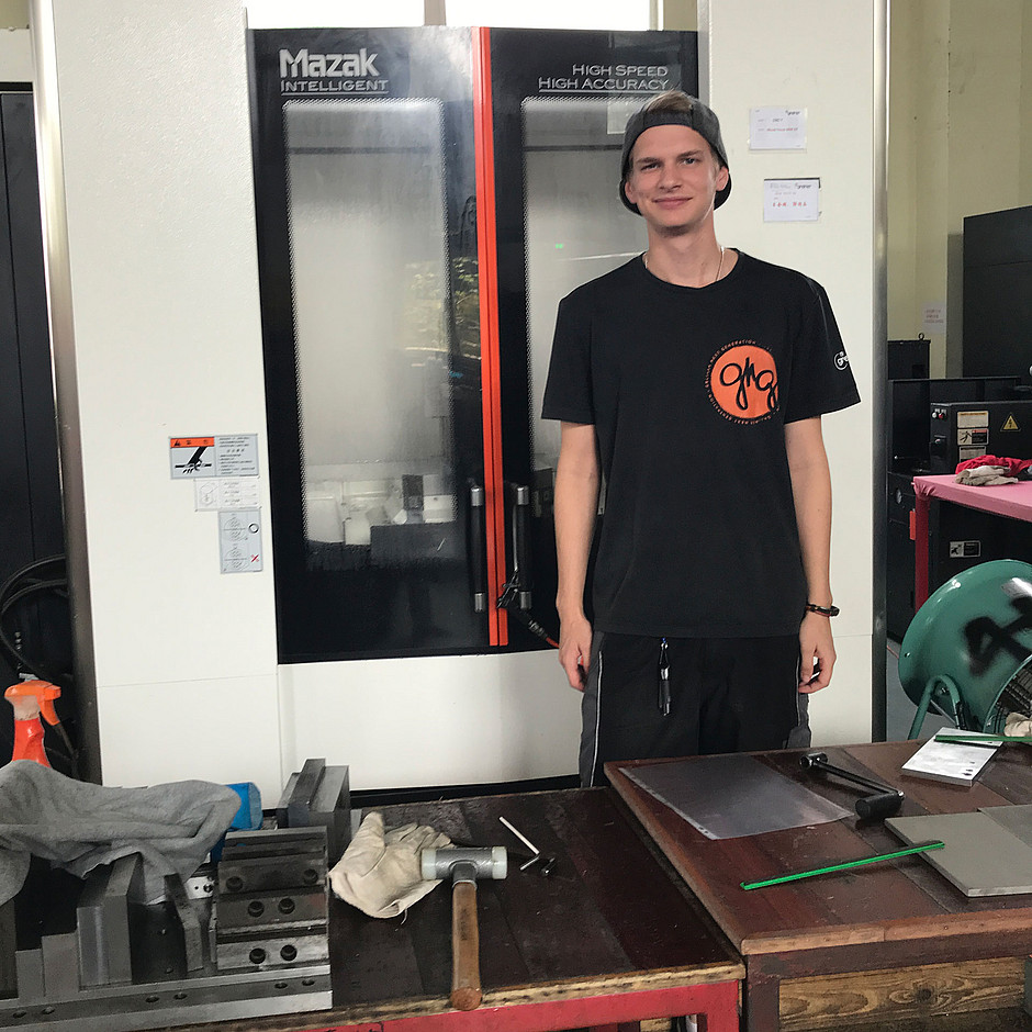 [Translate to Englisch:] Dominic Ehrlich bei Greiner Extrusion in Shanghai